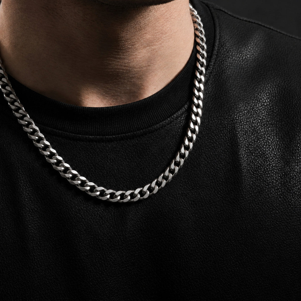 VLKRY - Pure Titanium Jewelry Classix Halskette aus mattem Titan im Cuban-Stil an einem Mann mit schwarzem Shirt