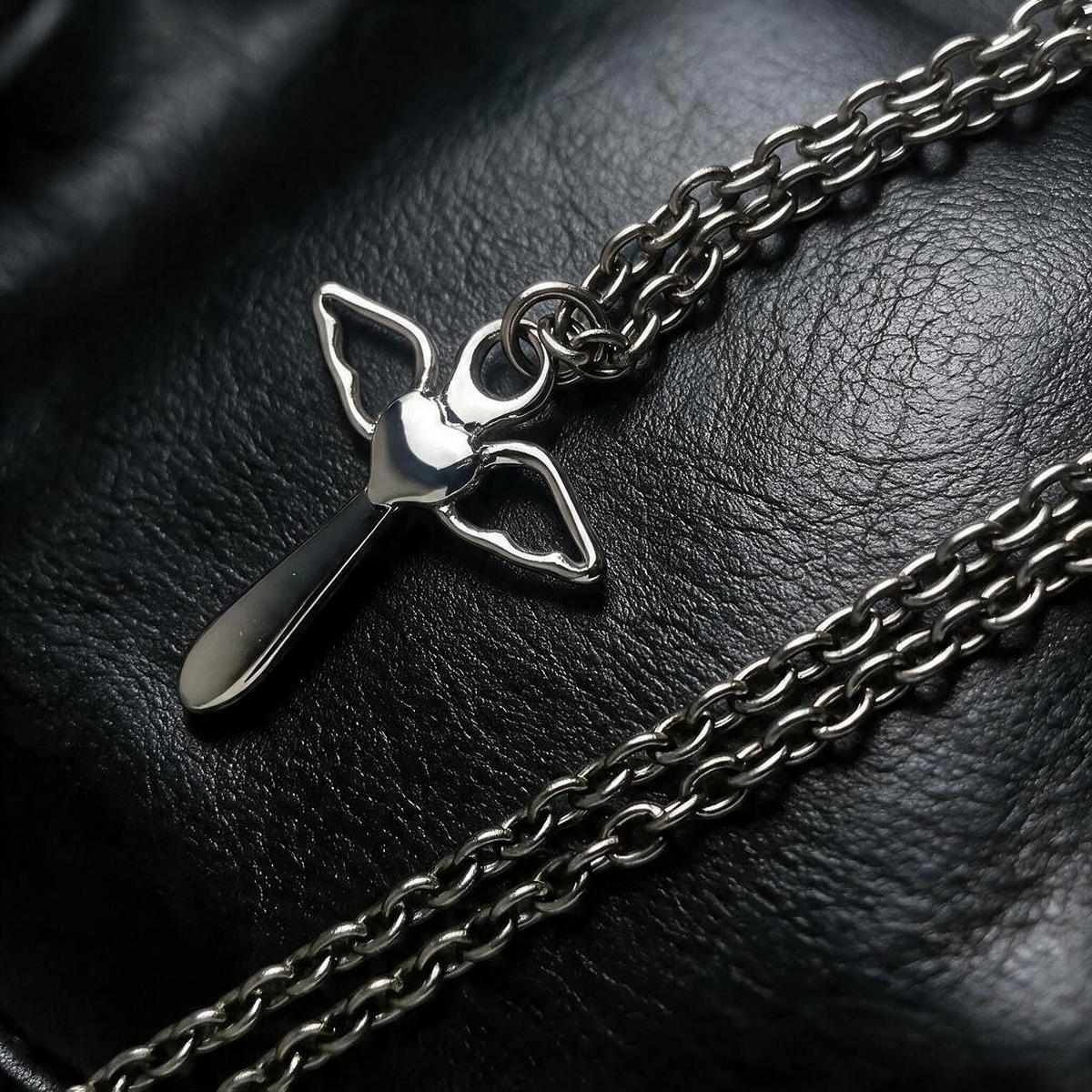 VLKRY - Pure Titanium Jewelry Angel Halskette mit Kreuz-Anhänger und Engelsflügeln aus poliertem Titan auf Leder
