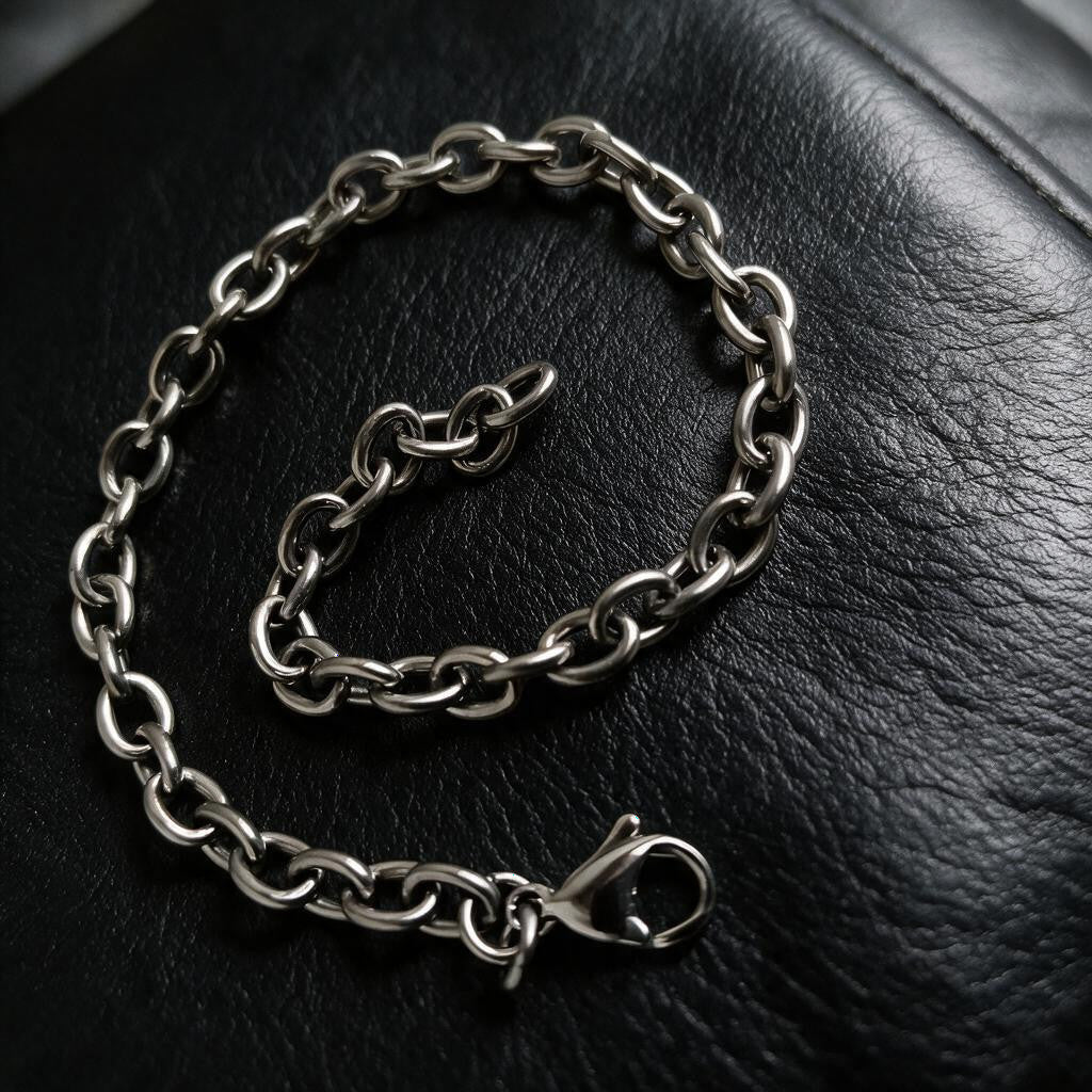 VLKRY - Pure Titanium Jewelry Apex Armband mit polierten ovalen Gliedern aus reinem Titan auf schwarzem Leder.