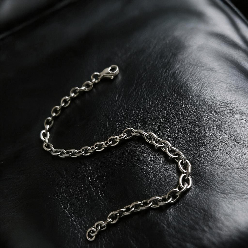 VLKRY - Pure Titanium Jewelry Apex Armband mit ovalen Gliedern aus poliertem, rostfreiem Titan auf schwarzem Leder.
