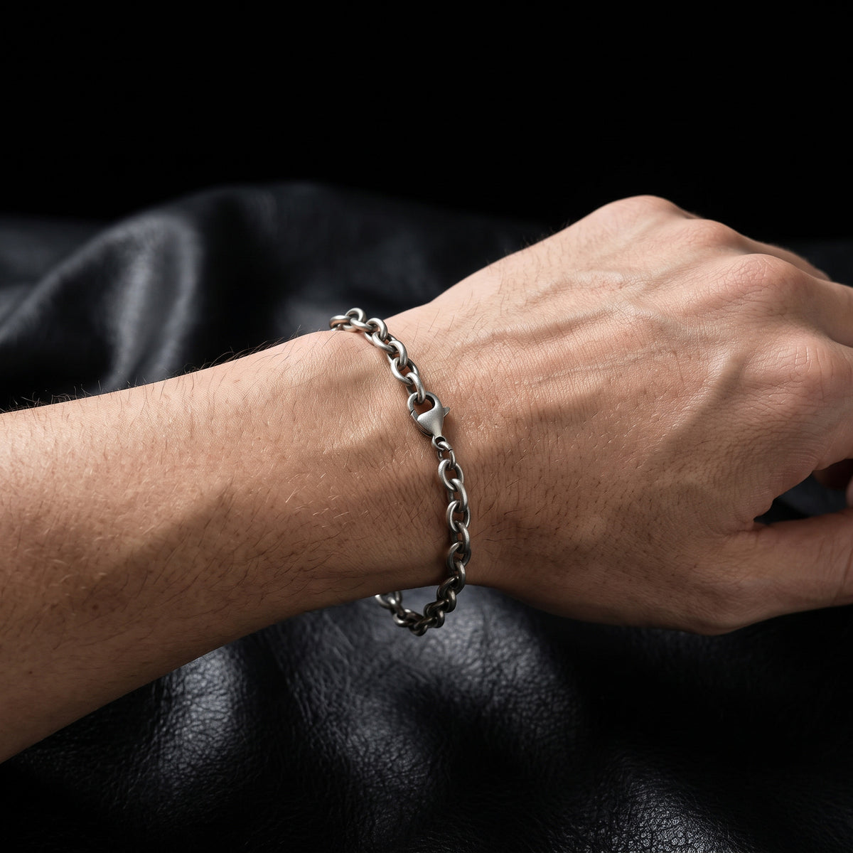 VLKRY - Pure Titanium Jewelry Apex Armband mit ovalen Gliedern aus reinem Titan an einem Handgelenk