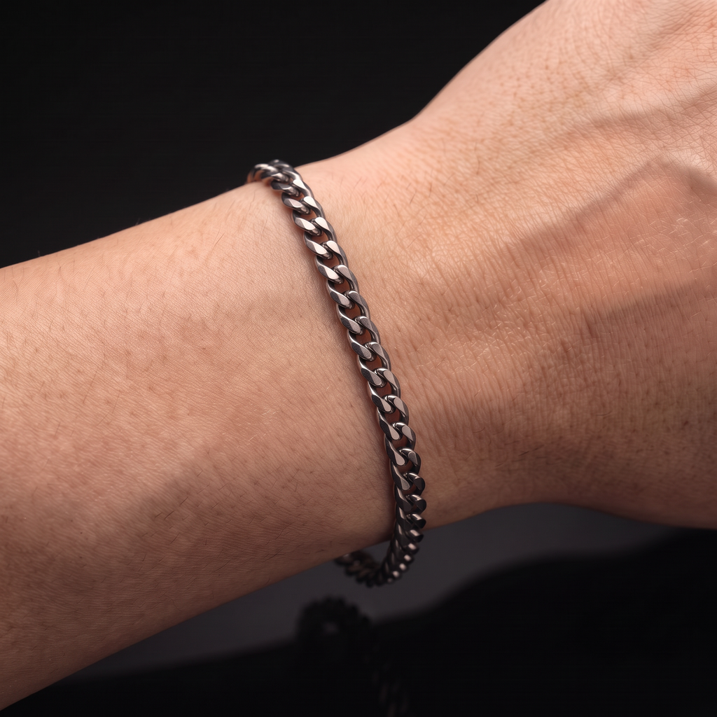 VLKRY - Pure Titanium Jewelry Ascent Armband aus poliertem 4,1 mm Panzerkettengliedern an einem Handgelenk