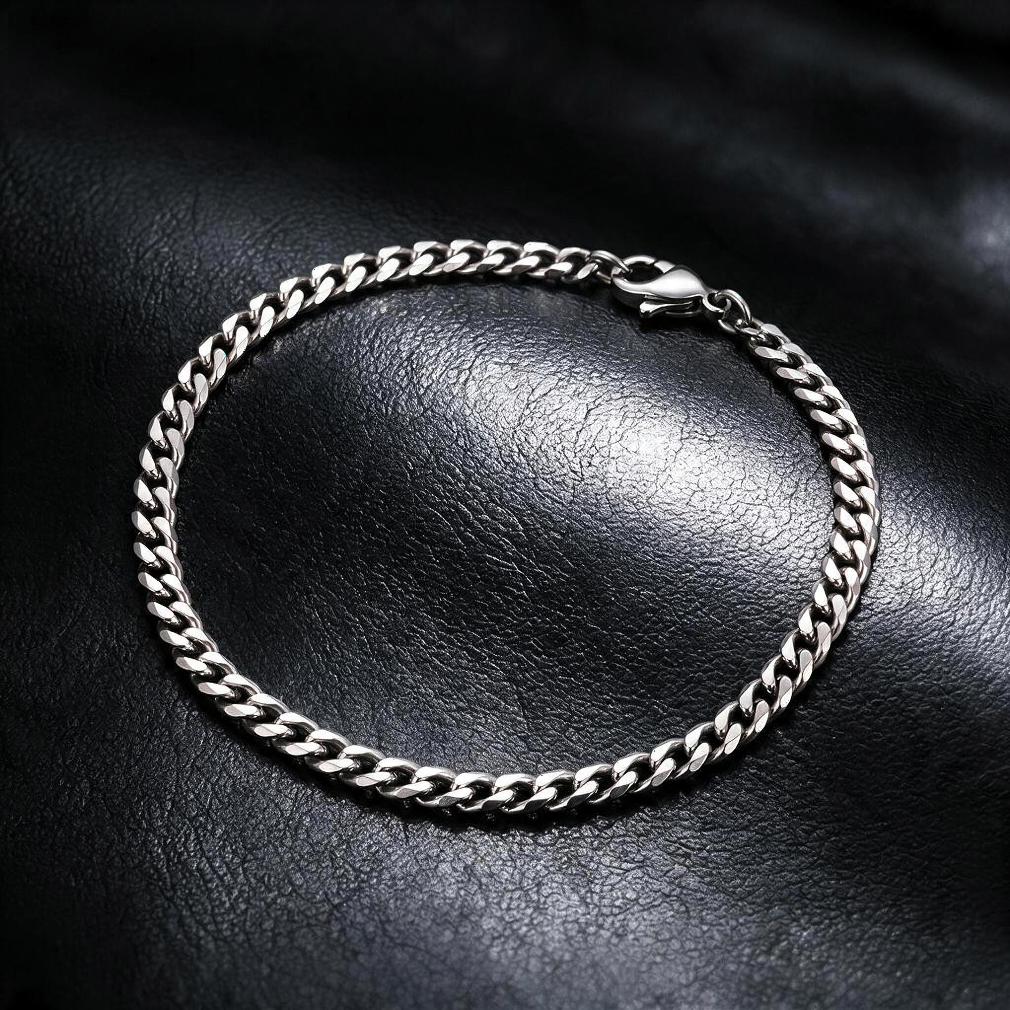 VLKRY - Pure Titanium Jewelry Ascent Armband aus poliertem 4,1mm Curb-Kettengliedern auf schwarzem Lederhintergrund