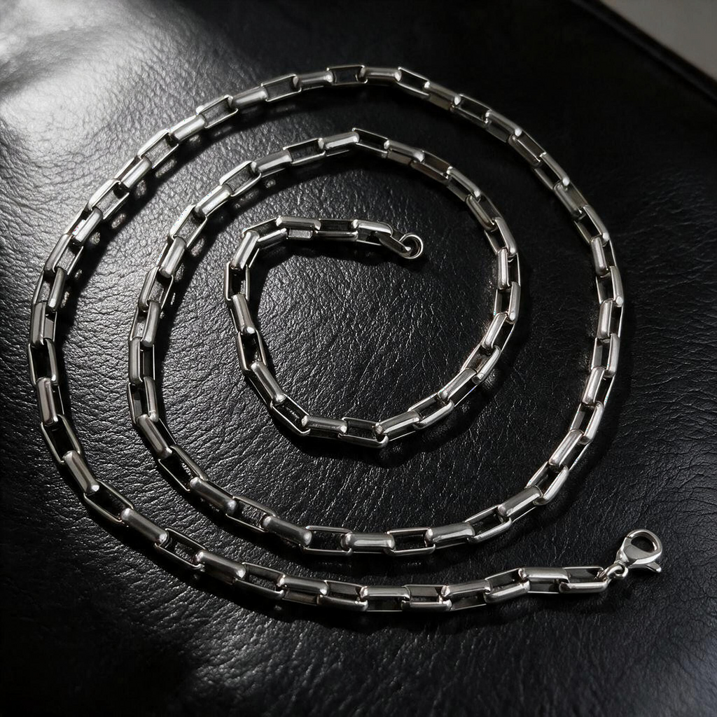 VLKRY - Pure Titanium Jewelry Brisk Halskette aus poliertem, geometrischem Titangliederkettendesign auf schwarzem Leder