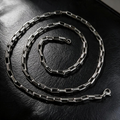 VLKRY - Pure Titanium Jewelry Brisk Halskette aus poliertem, geometrischem Titangliederkettendesign auf schwarzem Leder