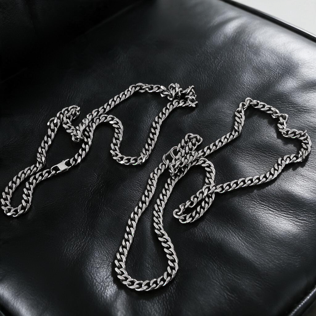VLKRY - Pure Titanium Jewelry Classix Halskette aus mattem Titan mit Gliederkette auf schwarzem Ledersessel