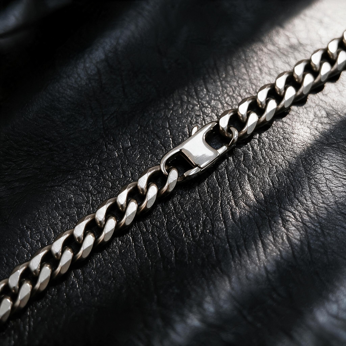 VLKRY - Pure Titanium Jewelry Classix Halskette aus mattem Titan mit Gliederkette und sicherem Verschluss auf Leder