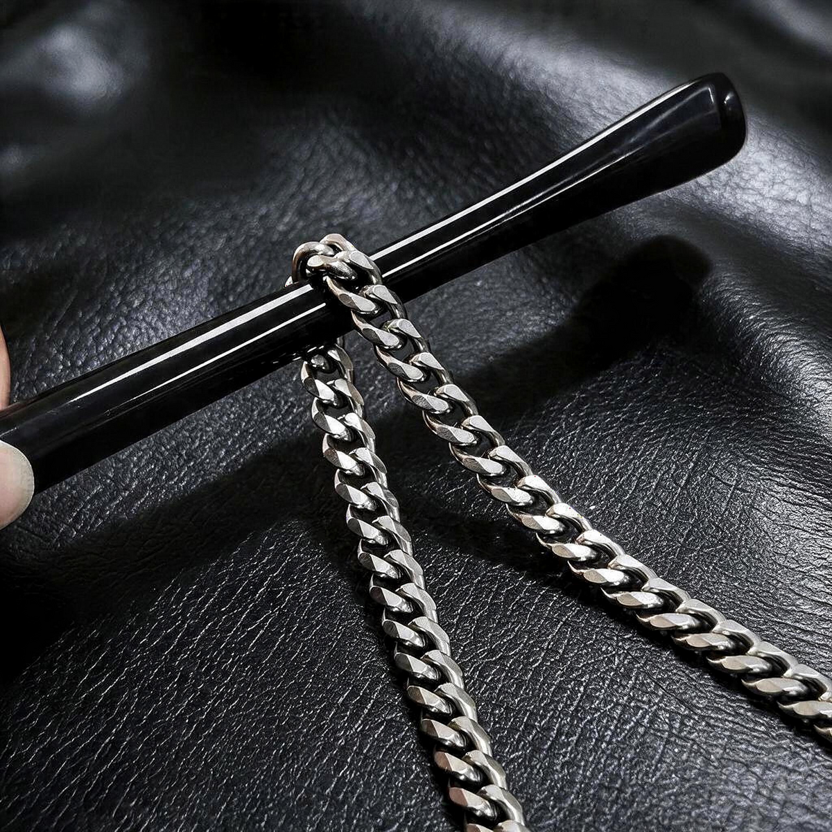 VLKRY - Pure Titanium Jewelry Classix Halskette aus mattem Titan mit glatten Gliedern auf schwarzem Lederhintergrund