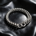 VLKRY - Pure Titanium Jewelry Claw Armband mit geometrischen Gliedern in antikem Silber-Finish auf schwarzem Leder
