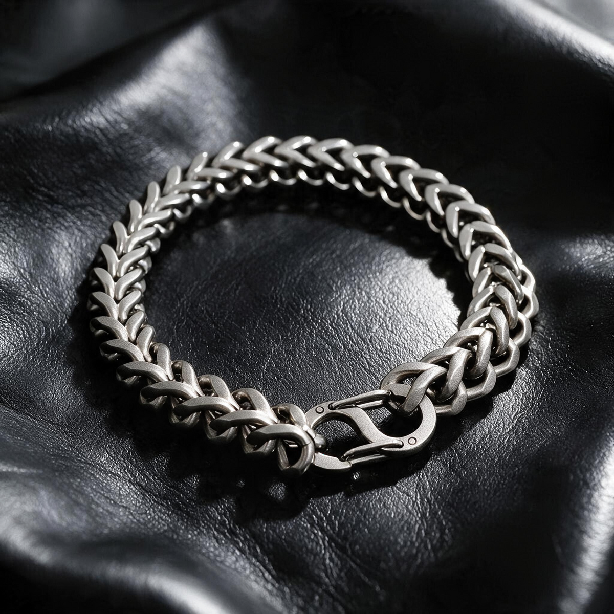 VLKRY - Pure Titanium Jewelry Claw Armband mit geometrischen Gliedern in antikem Silber-Finish auf schwarzem Leder
