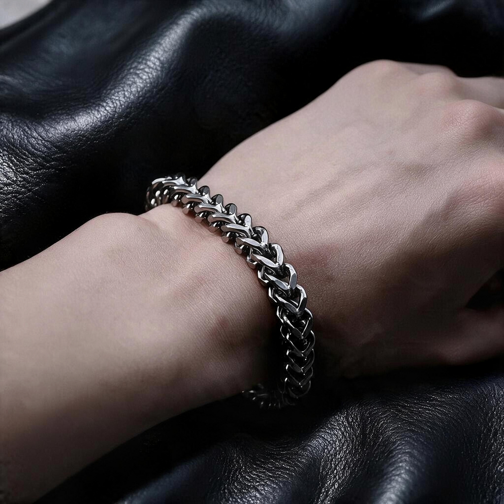 VLKRY - Pure Titanium Jewelry Claw Armband mit geometrischen Gliedern in stonewashed antikem Silber-Finish am Handgelenk