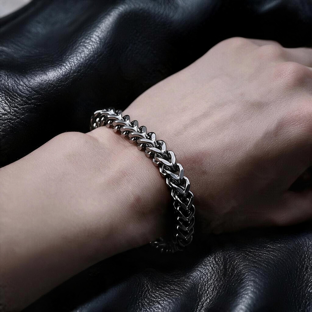VLKRY - Pure Titanium Jewelry Claw Armband mit geometrischen Gliedern in stonewashed antikem Silber-Finish am Handgelenk