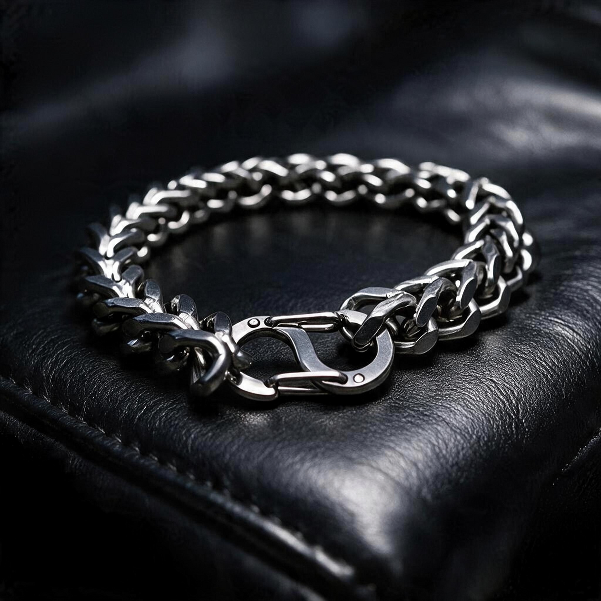 VLKRY - Pure Titanium Jewelry Claw Armband mit 7mm geometrischem Weave-Design in stonewashed antikem Silber-Finish.