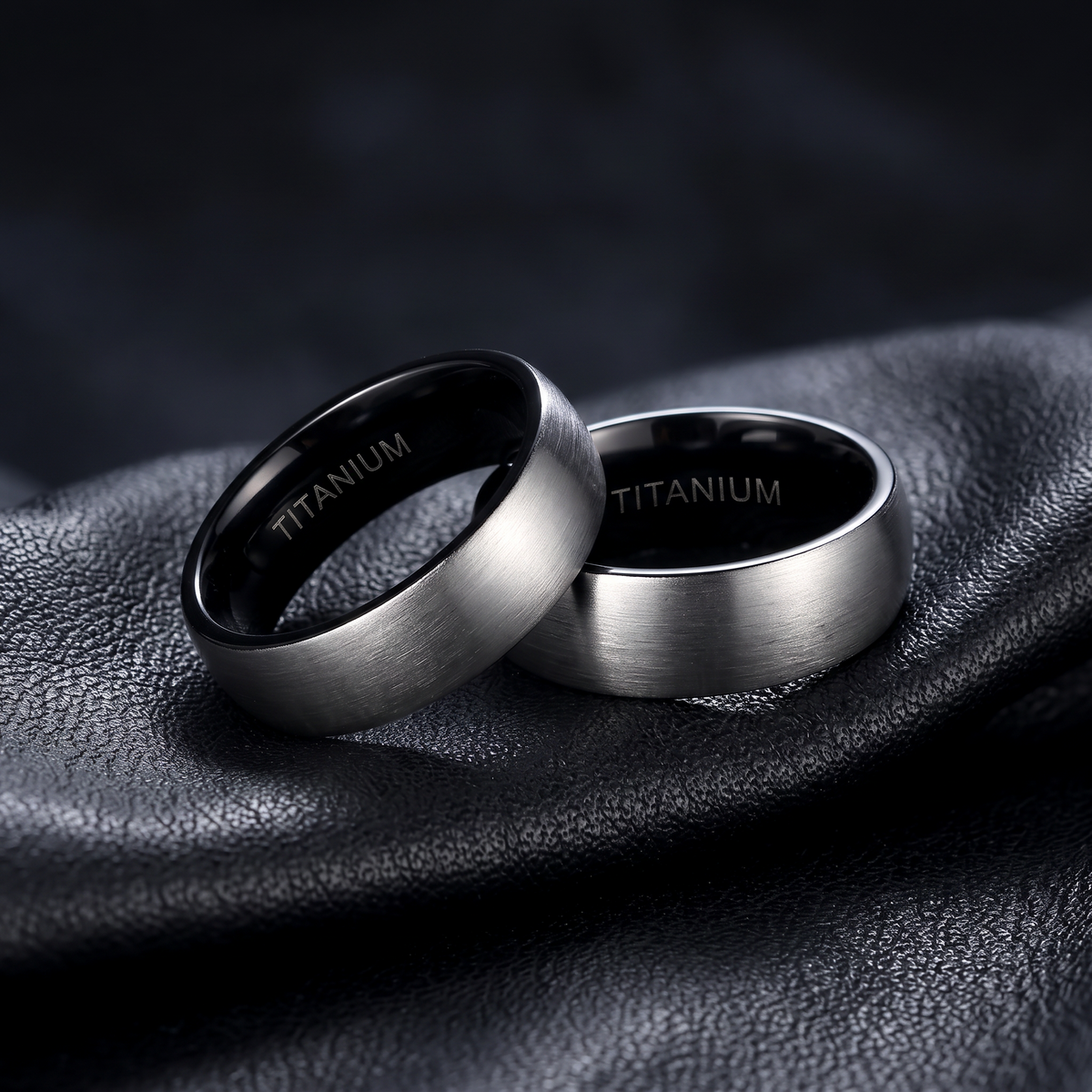 VLKRY - Pure Titanium Jewelry Core Ring mit gebürsteter, matter Silberoberfläche und poliertem schwarzem Innenring.