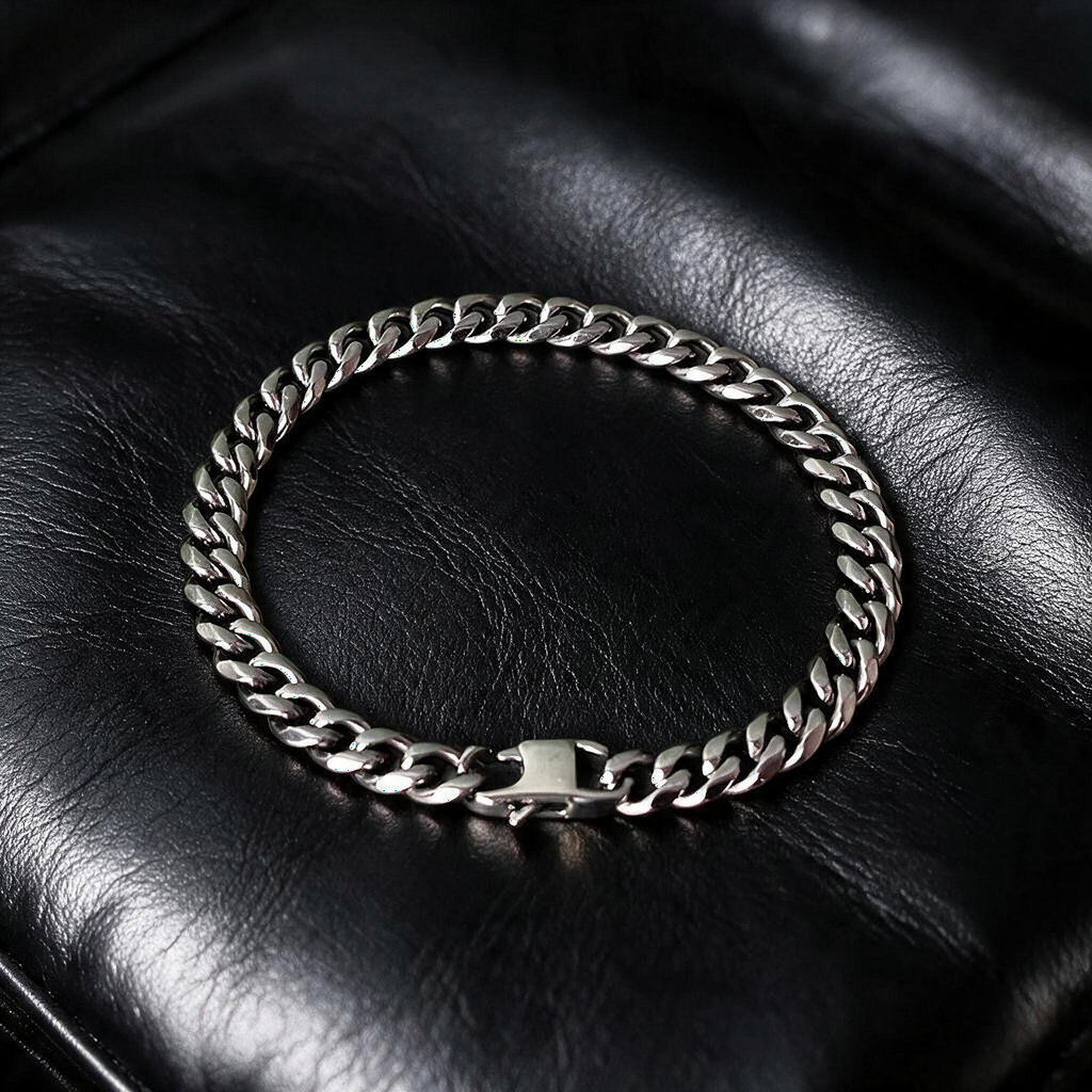 VLKRY - Pure Titanium Jewelry Cuban Link Armband aus poliertem, silberfarbenem Titan mit sicherem Verschluss.