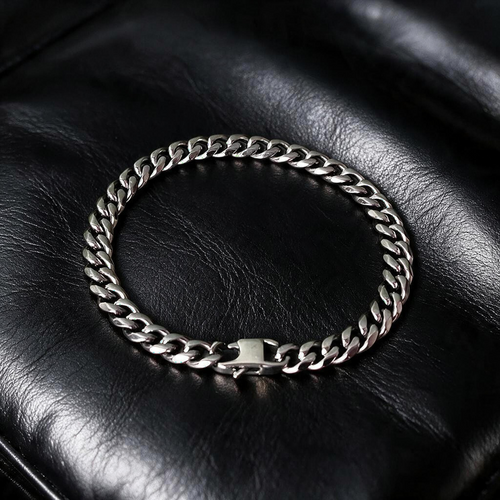 VLKRY - Pure Titanium Jewelry Cuban Link Armband aus poliertem, silberfarbenem Titan mit sicherem Verschluss.