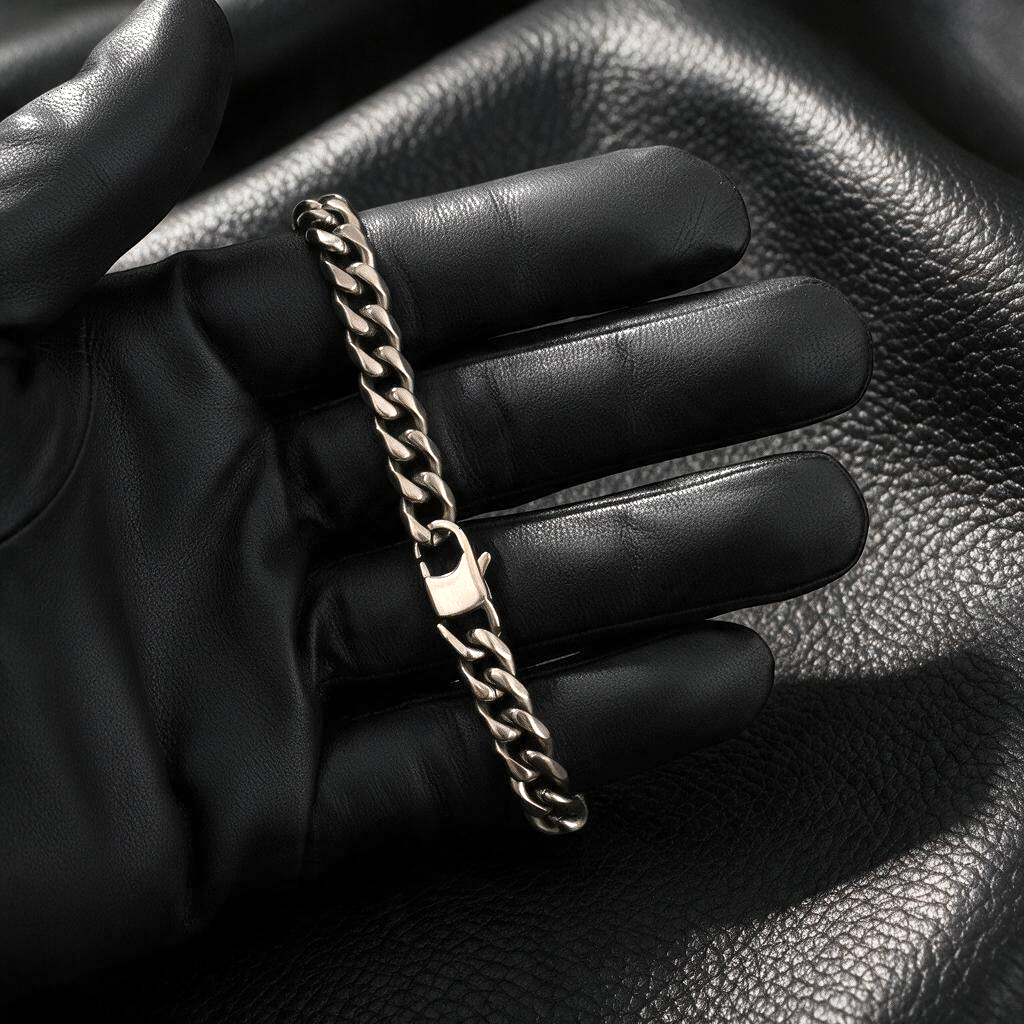 VLKRY - Pure Titanium Jewelry Cuban Link Armband aus 7mm Titan mit polierten Gliedern auf schwarzem Lederhintergrund