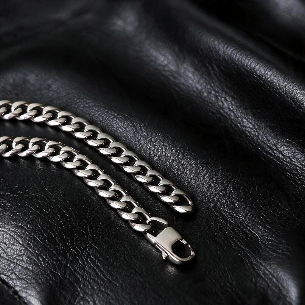 VLKRY - Pure Titanium Jewelry Cuban Link Armband aus poliertem, silberfarbenem Titan mit sicherem Verschluss.