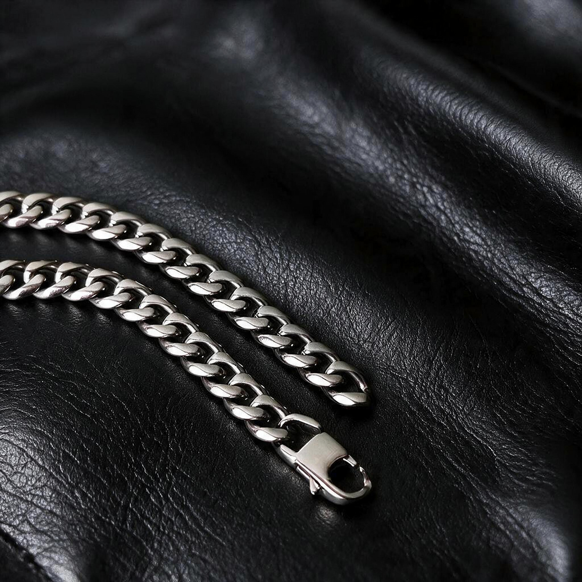 VLKRY - Pure Titanium Jewelry Cuban Link Armband aus poliertem, silberfarbenem Titan mit sicherem Verschluss.