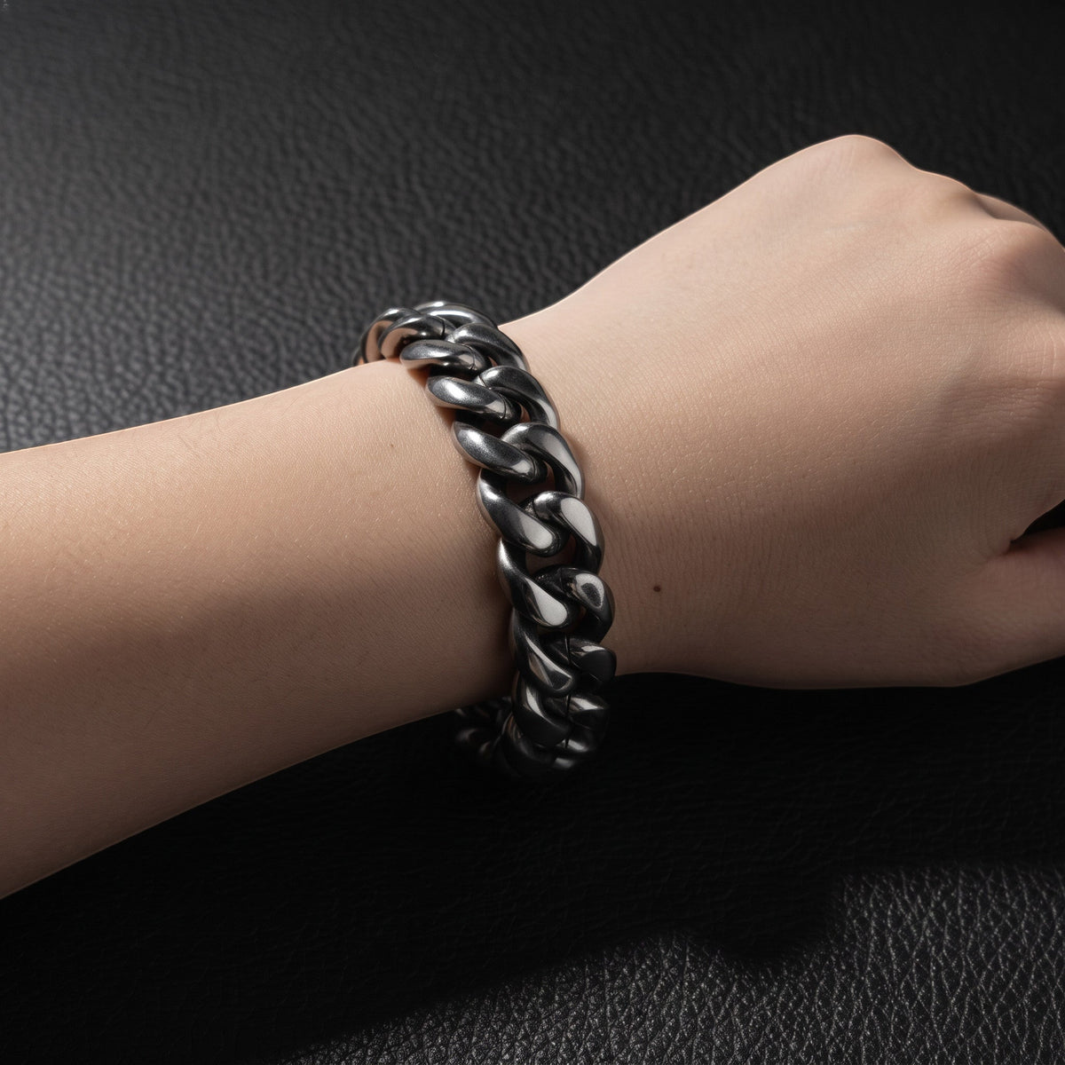 VLKRY - Pure Titanium Jewelry Destiny Armband aus massivem, glänzendem Titan mit robustem Gliederkettendesign am Handgelenk