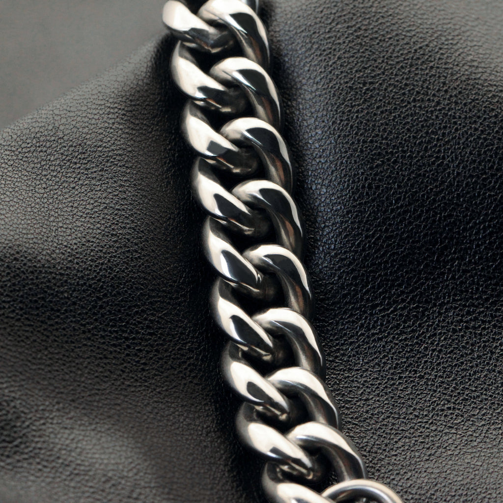 VLKRY - Pure Titanium Jewelry Destiny Armband aus reinem Titan mit glänzendem Panzerketten-Design auf schwarzem Leder