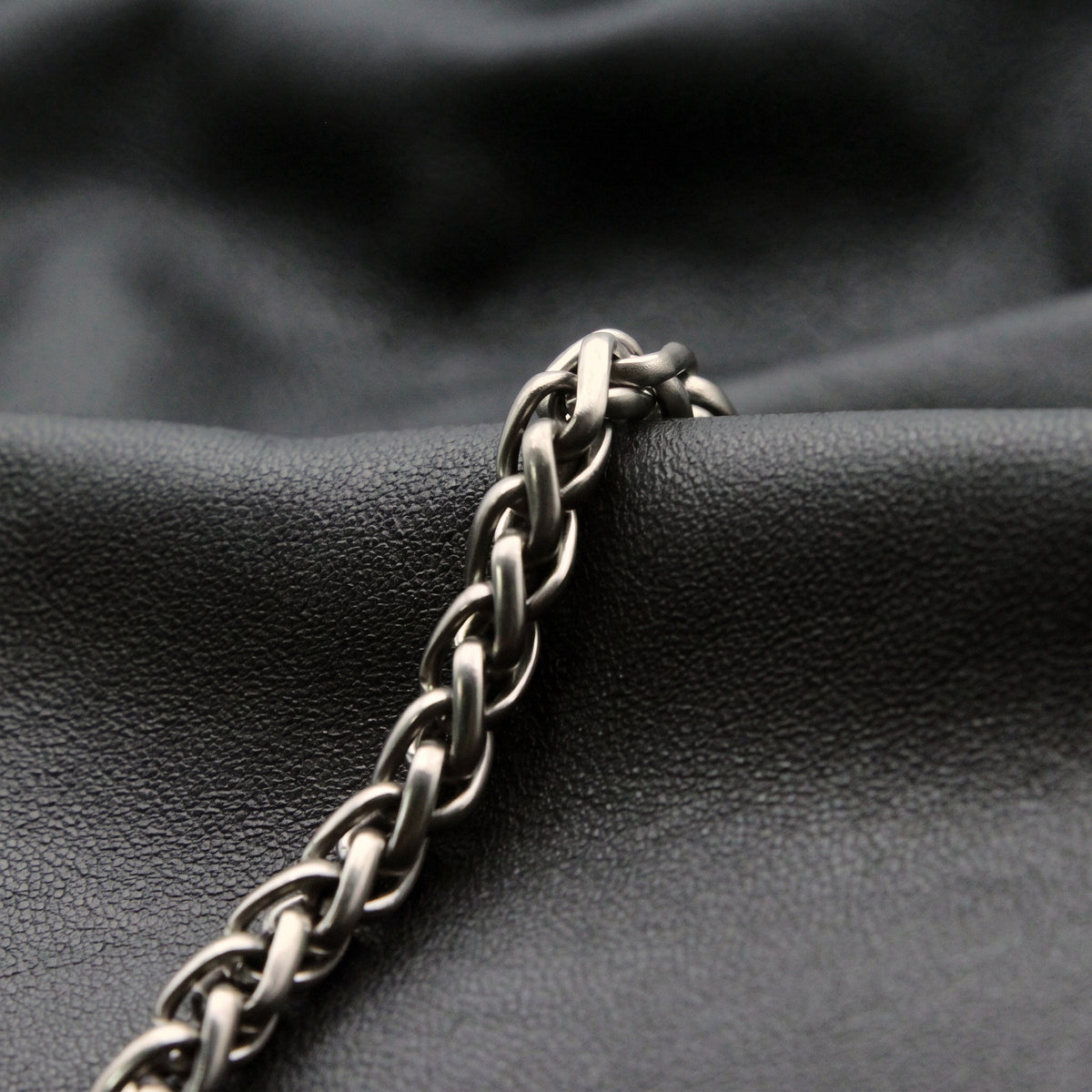 VLKRY - Pure Titanium Jewelry Drachenknochen-Armband mit komplexem, gedrehtem Kettendesign auf schwarzem Leder