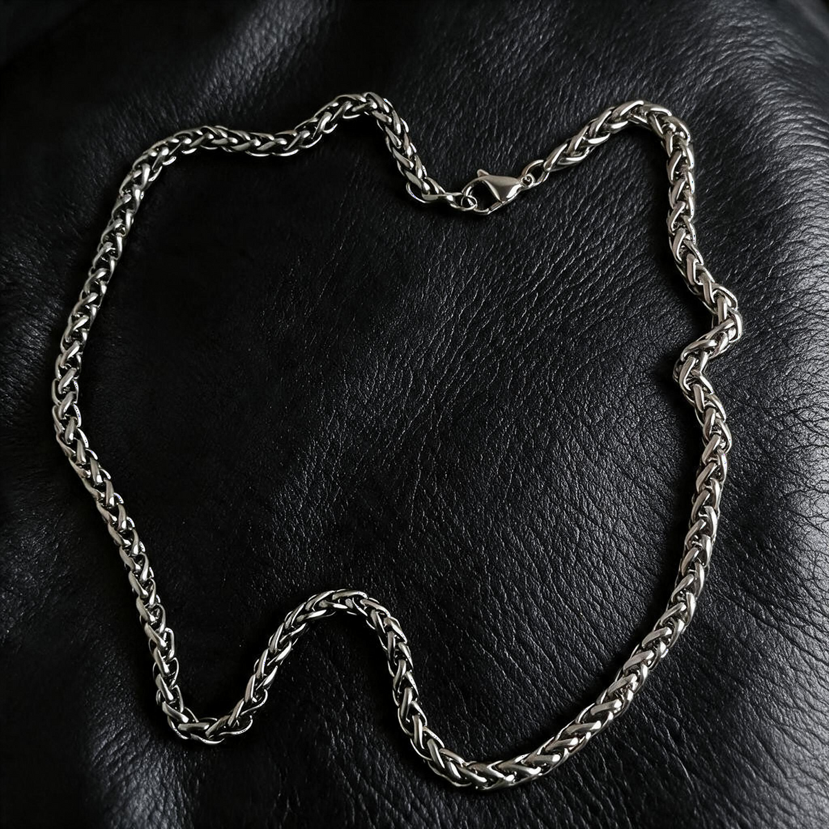 VLKRY - Pure Titanium Jewelry Dragon Bone Halskette aus reinem Titan mit markantem, gedrehtem Kettendesign.