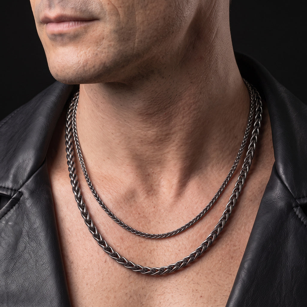 VLKRY - Pure Titanium Jewelry Dragon Bone Halskette mit gedrehter Kette aus reinem Titan an einem Mann
