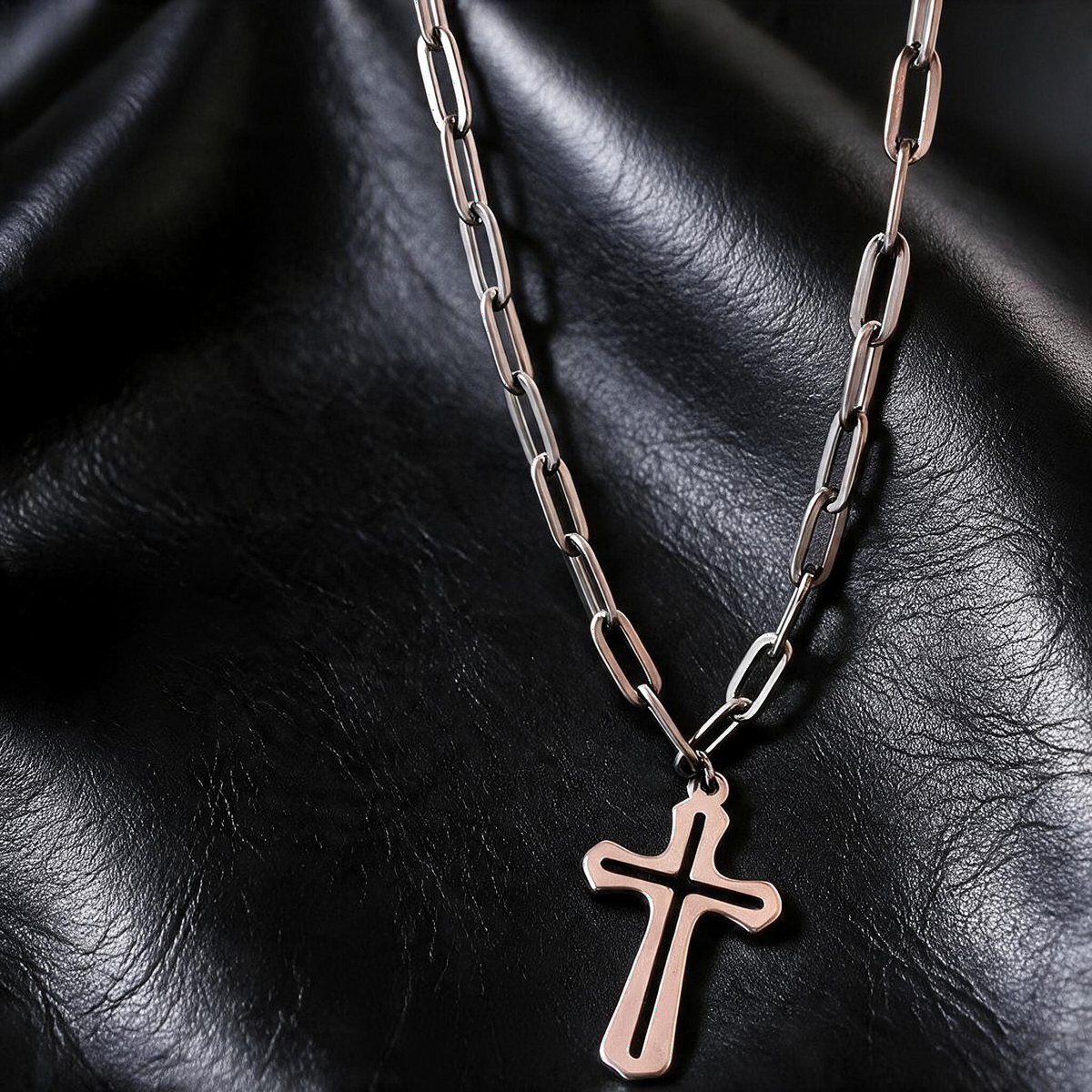 VLKRY - Pure Titanium Jewelry Faith Halskette mit Kreuz-Anhänger aus poliertem, hypoallergenem Titan auf schwarzem Leder