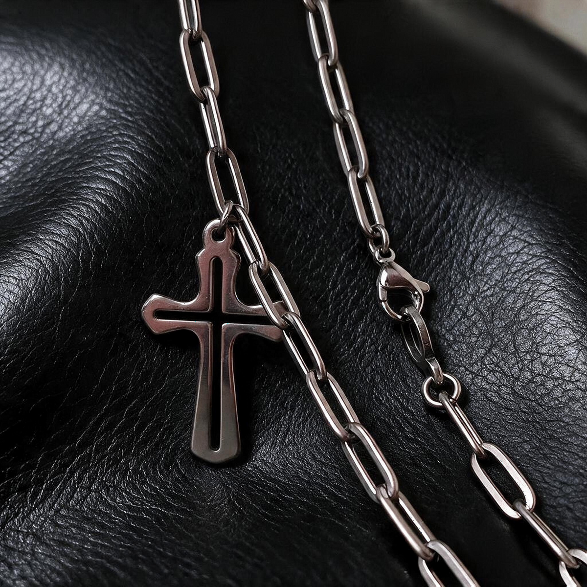VLKRY - Pure Titanium Jewelry Faith Halskette mit Kreuzanhänger aus poliertem, hypoallergenem Titan an Gliederkette.
