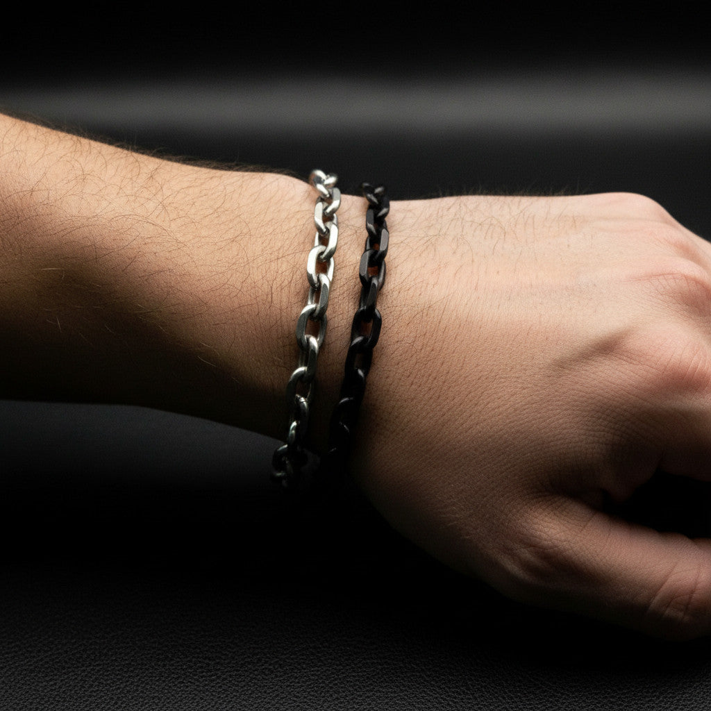 VLKRY - Pure Titanium Jewelry Flow Armband aus Titan in Silber und Schwarz an einem Handgelenk getragen