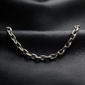 VLKRY - Pure Titanium Jewelry Flow Armband aus reinem Titan mit glänzenden Kettengliedern auf schwarzem Leder