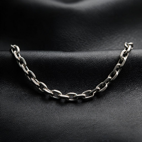 VLKRY - Pure Titanium Jewelry Flow Armband aus reinem Titan mit glänzenden Kettengliedern auf schwarzem Leder