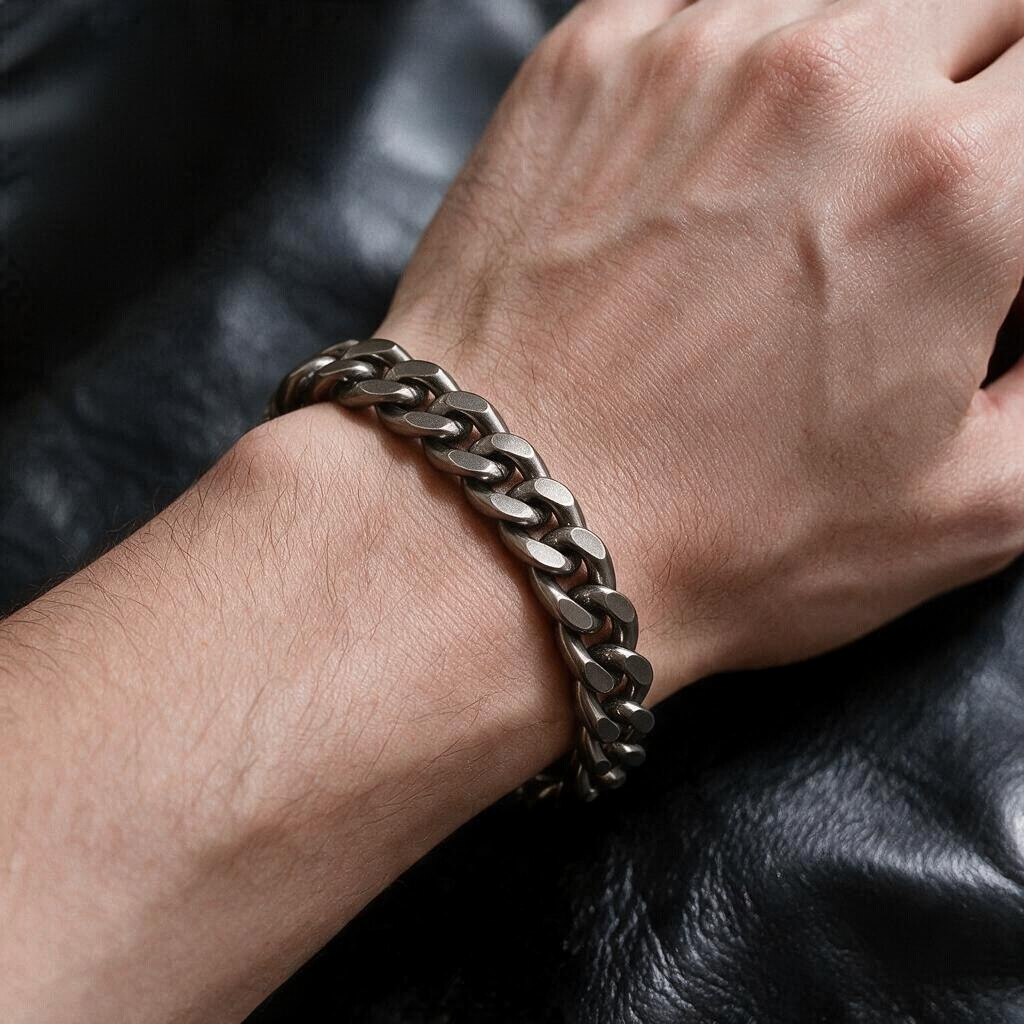 VLKRY - Pure Titanium Jewelry Forge Armband mit 10,5 mm breiter Cuban-Kette in mattem, steingewaschenem Titangrau.