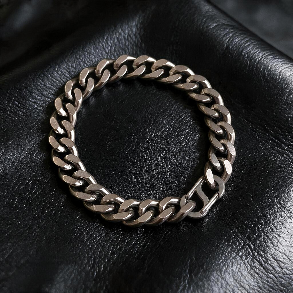 VLKRY - Pure Titanium Jewelry Forge Armband im Cuban-Chain-Design mit mattem, steingewaschenem Titan-Finish.