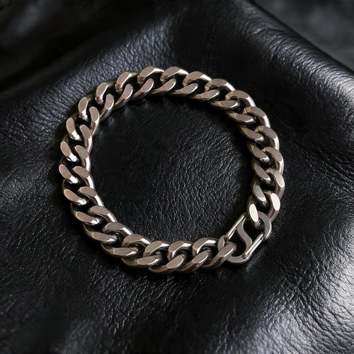 VLKRY - Pure Titanium Jewelry Forge Armband im Cuban-Chain-Design mit mattem, steingewaschenem Titan-Finish.