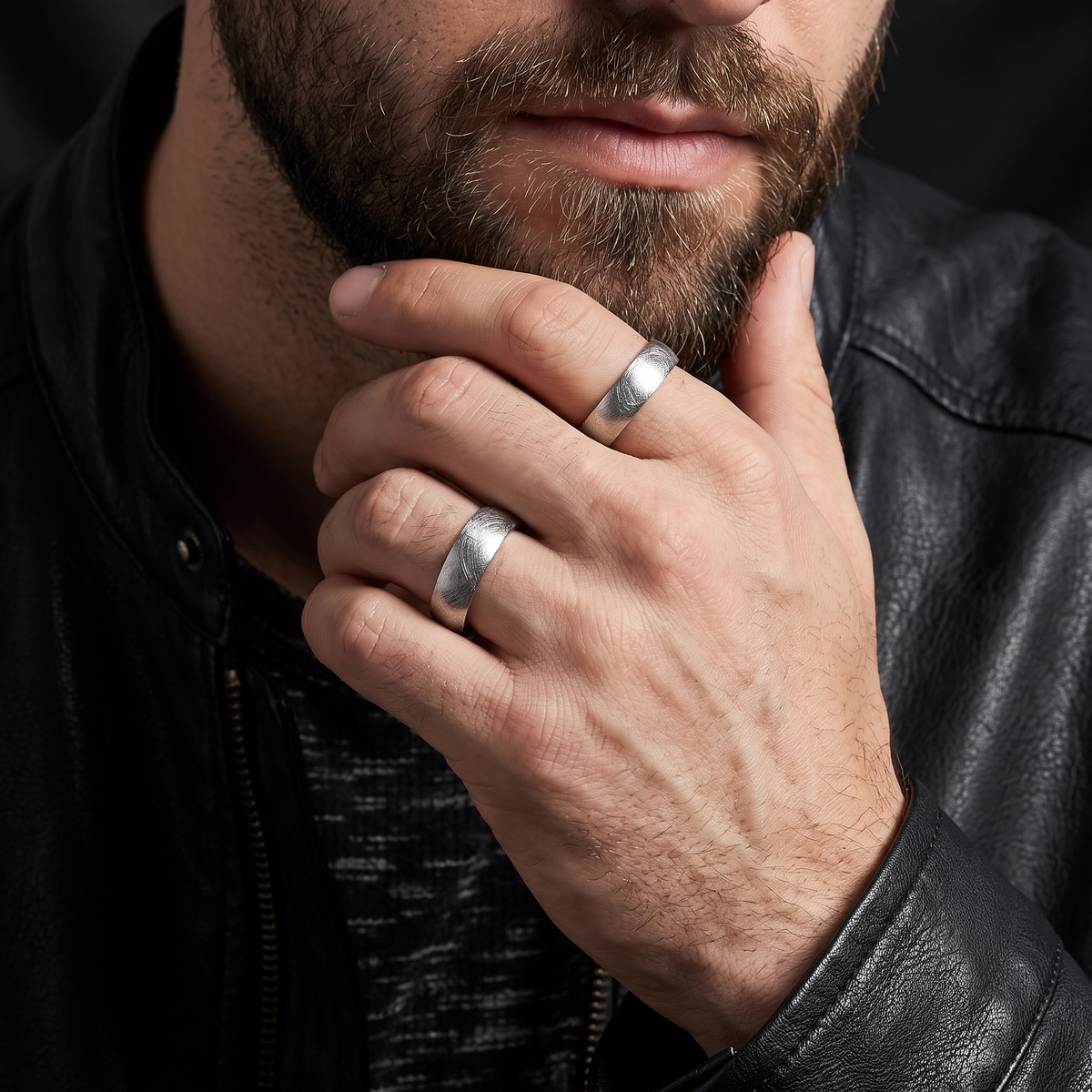VLKRY - Pure Titanium Jewelry Frost Ring mit strukturierter, eisgebürsteter Oberfläche an der Hand eines Mannes.