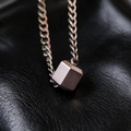 VLKRY - Pure Titanium Jewelry Geo Halskette mit geometrischem sechseckigem Anhänger an einer polierten Kette