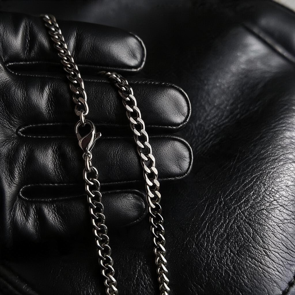 VLKRY - Pure Titanium Jewelry Geo Halskette mit glänzender Gliederkette aus reinem Titan auf schwarzem Lederhandschuh