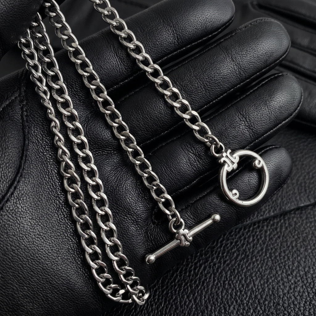 VLKRY - Pure Titanium Jewelry Grounded Halskette aus reinem Titan mit T-Bar-Verschluss in einer schwarzen Hand