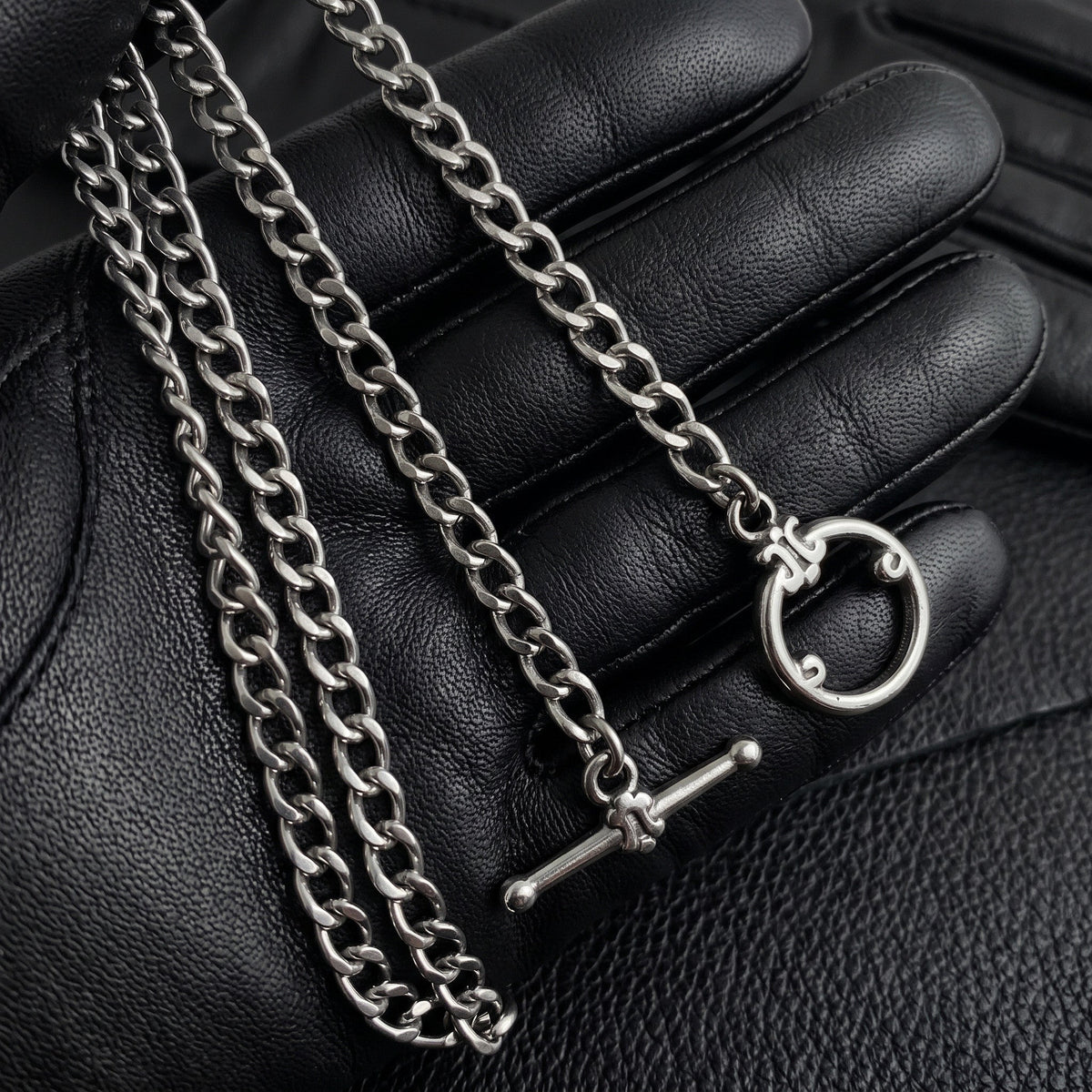 VLKRY - Pure Titanium Jewelry Grounded Halskette aus reinem Titan mit T-Bar-Verschluss in einer schwarzen Hand