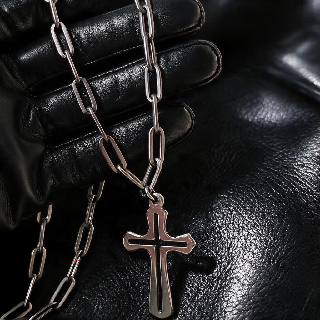 VLKRY - Pure Titanium Jewelry Faith Halskette mit Kreuzanhänger und Gliederkette auf schwarzem Lederhandschuh.