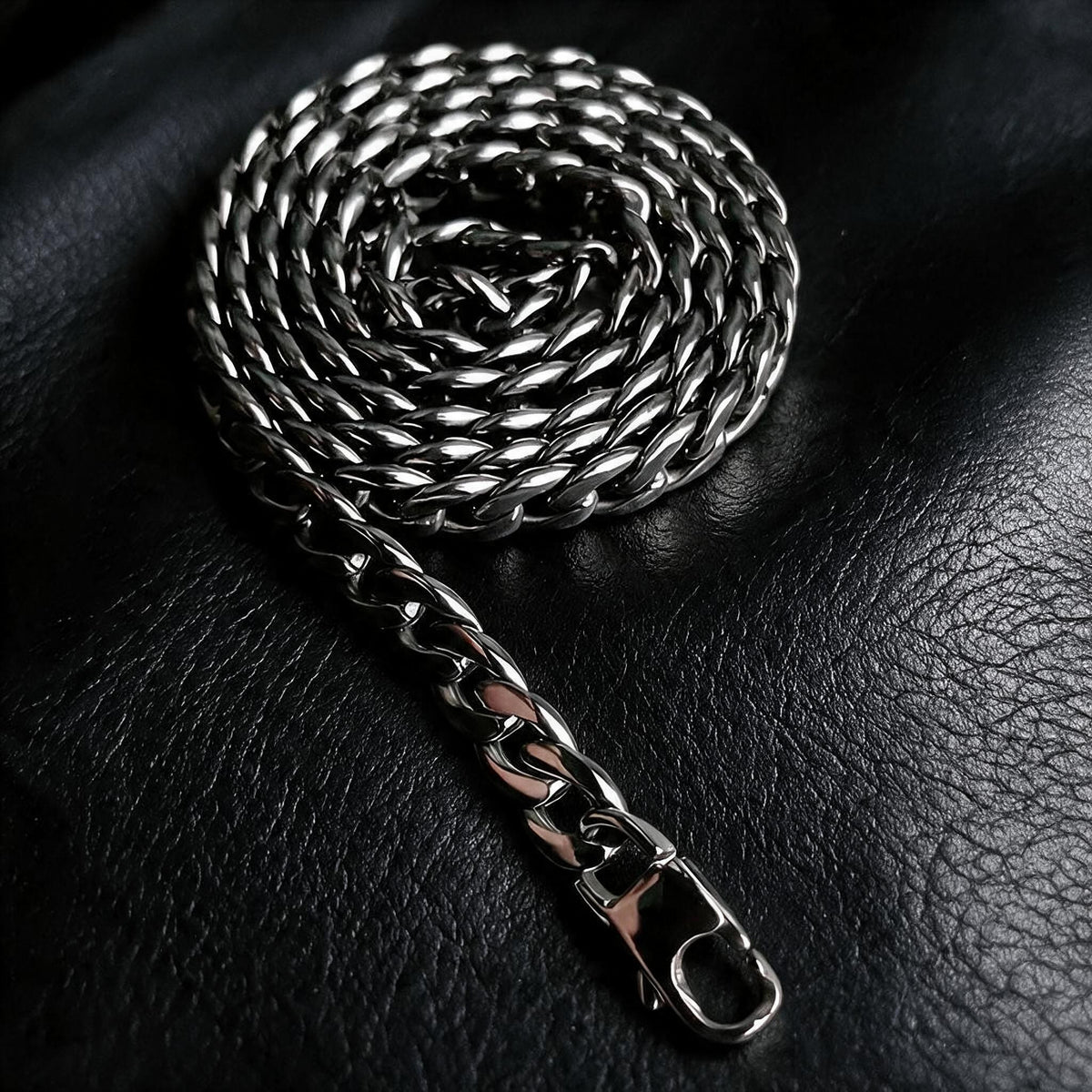 VLKRY - Pure Titanium Jewelry Lynx Halskette aus poliertem silberfarbenem Titan mit markanten 7,2 mm Panzerkettengliedern