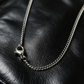 VLKRY - Pure Titanium Jewelry moderne Halskette mit 1,8mm Gliedern aus reinem Titan auf schwarzem Lederhintergrund