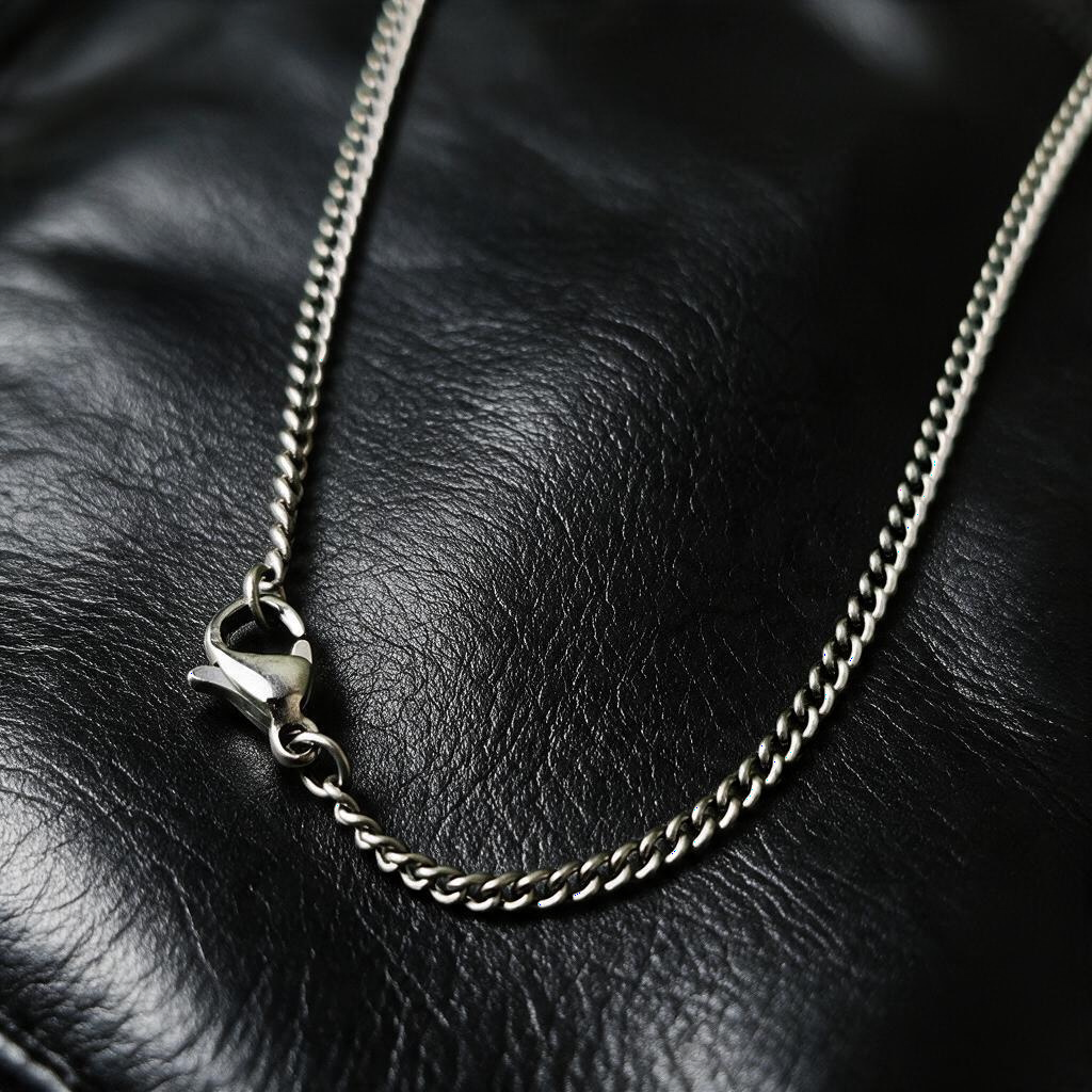 VLKRY - Pure Titanium Jewelry moderne Halskette mit 1,8mm Gliedern aus reinem Titan auf schwarzem Lederhintergrund