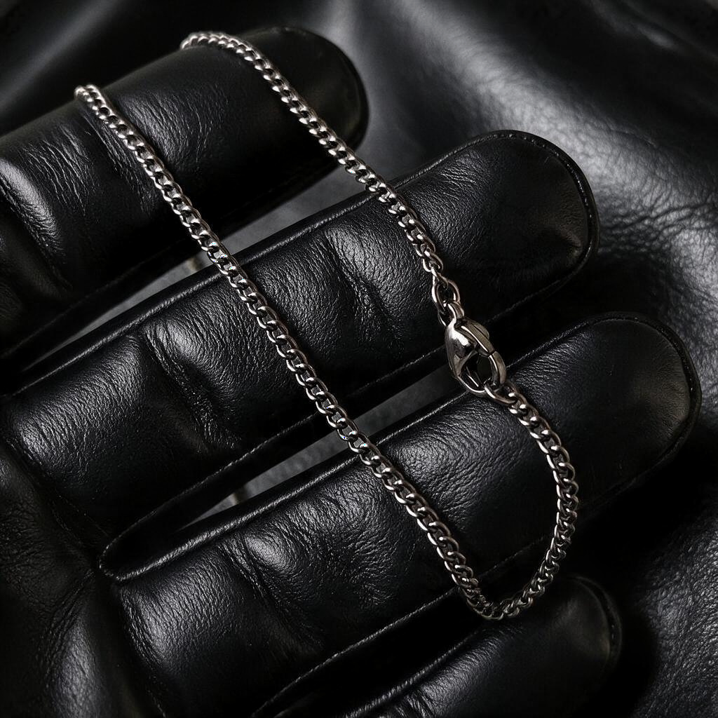 VLKRY - Pure Titanium Jewelry Modern Halskette aus reinem Titan mit 1,8 mm Gliedern auf schwarzem Lederhintergrund