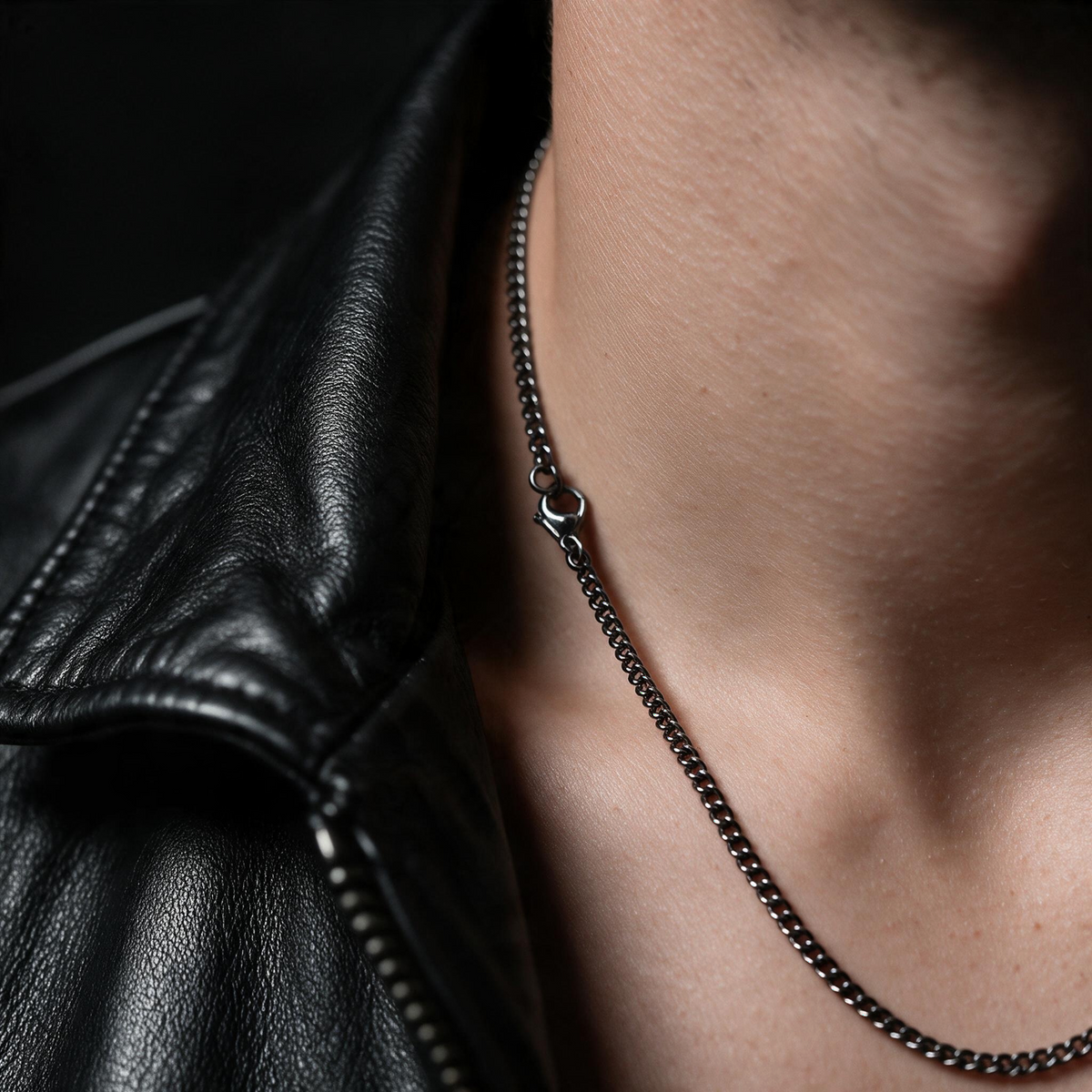 VLKRY - Pure Titanium Jewelry Modern Halskette aus reinem Titan mit minimalistischem Curb-Kettendesign am Hals