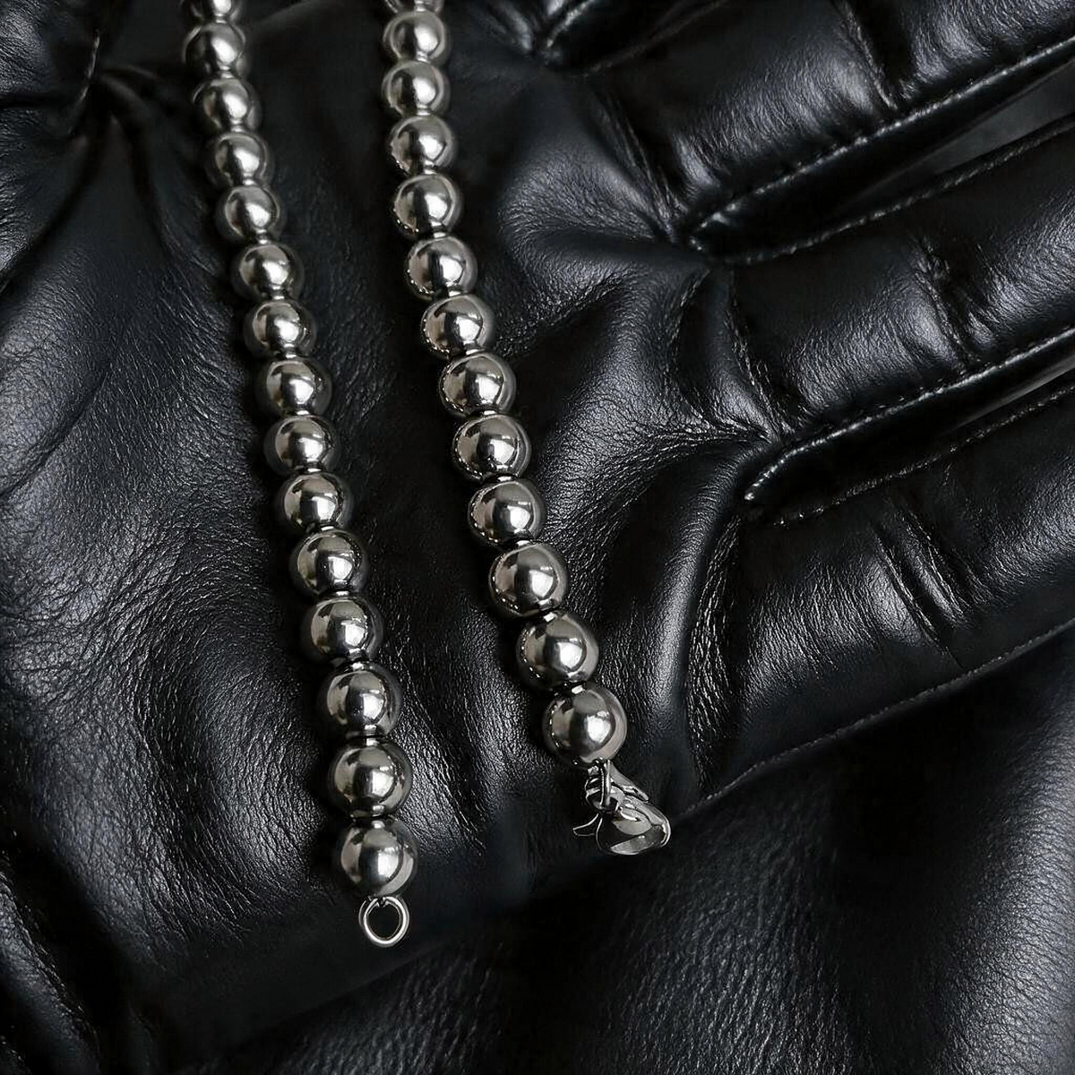 VLKRY - Pure Titanium Jewelry Pearl Armband aus polierten 5mm Titanperlen auf schwarzem Lederhandschuh