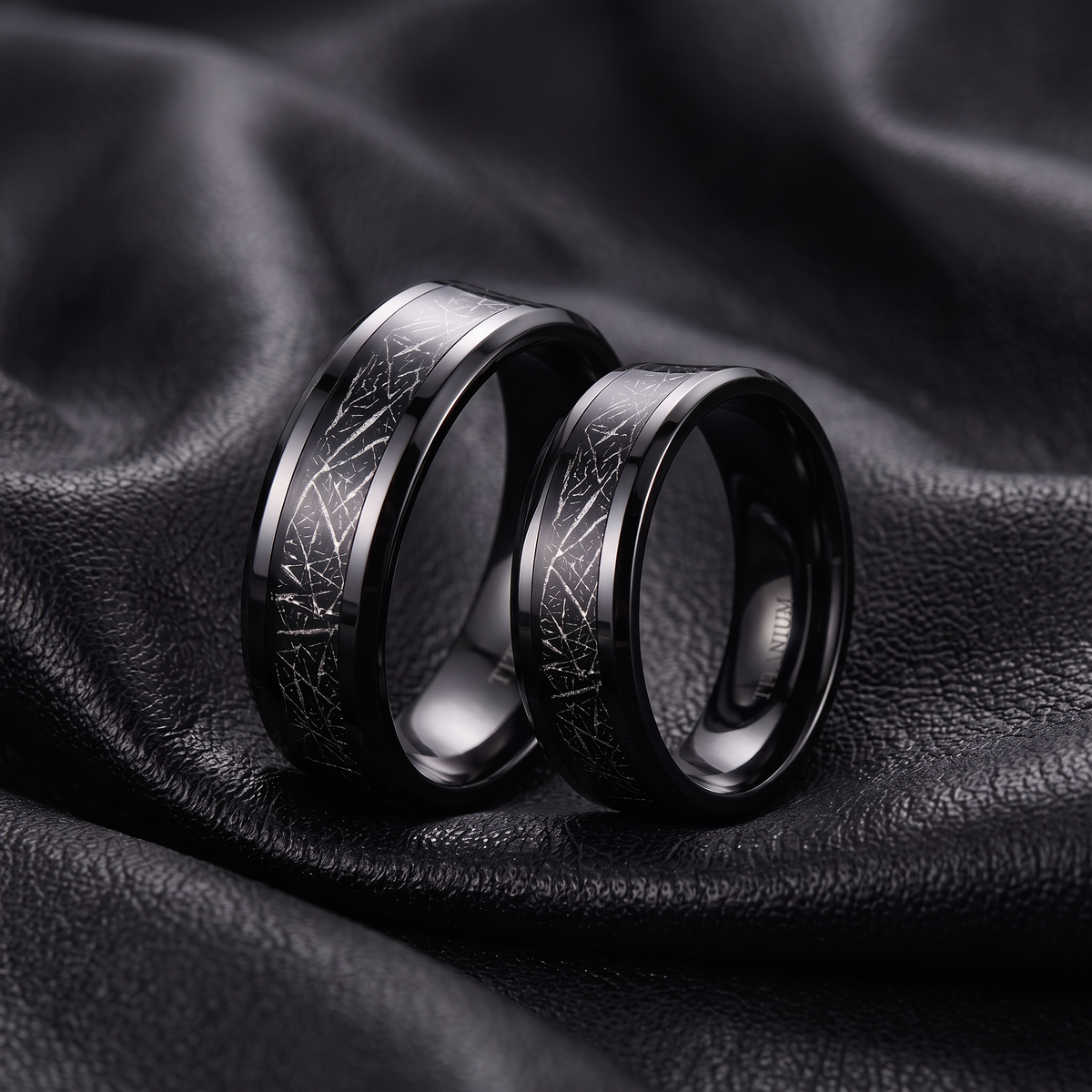 VLKRY - Pure Titanium Jewelry schwarzer Titanring mit sandgestrahlter, texturierter Einlage auf schwarzem Leder