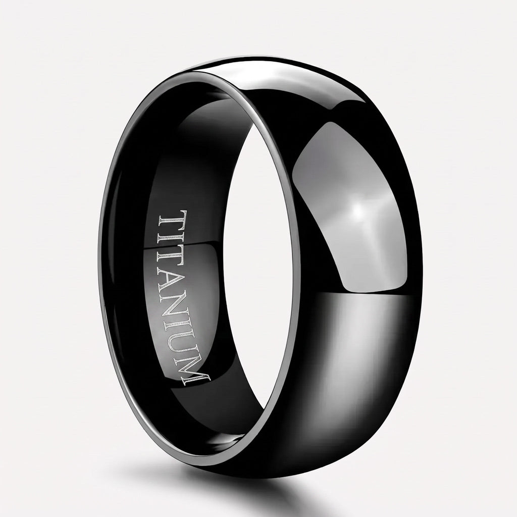 VLKRY - Pure Titanium Jewelry Eclipse Ring aus schwarzem, poliertem Titan mit eingraviertem Schriftzug im Inneren.
